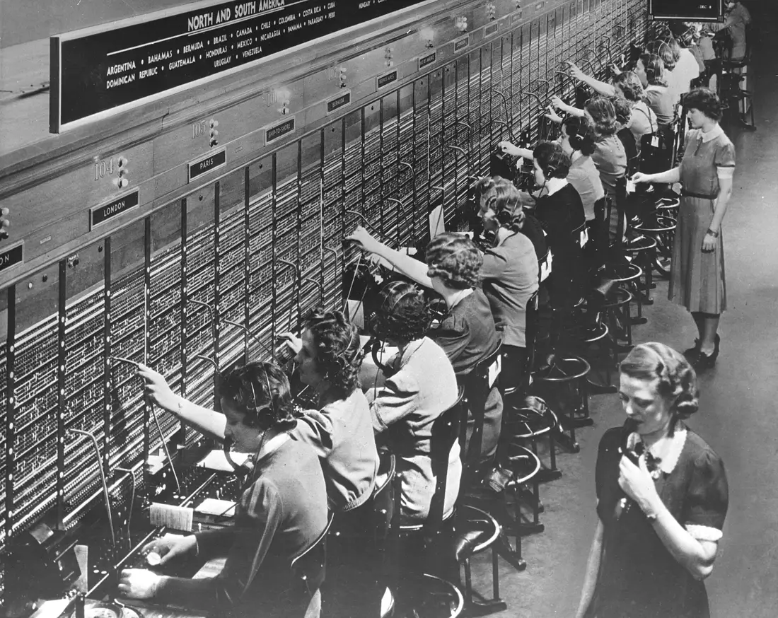 Frauen am Vermittlungsschrank des Bell System